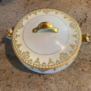 Vintage Haviland France serving bowl with lid, by Haviland and Company.